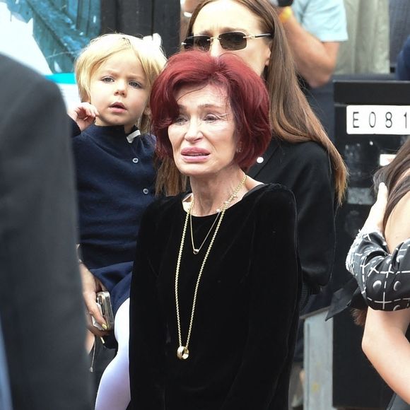 Sa veuve, Sharon Osbourne, revient dans une interview émouvante sur les derniers instants de son mari, entourée de leurs enfants. 

BGUK_3310373 - Birmingham, ROYAUME-UNI - Sharon Osbourne et le reste de la famille Osbourne se sont réunis à Birmingham pour rendre un dernier hommage à l'icône du rock Ozzy Osbourne. Lors de cette cérémonie émouvante, ses proches ont salué la mémoire du musicien légendaire. Backgrid UK/ Bestimage