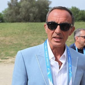 Nikos Aliagas, maître de cérémonie de l'allumage de la flamme olympique lors de la cérémonie d'allumage de la flamme Olympique pour les Jeux Olympiques de Paris 2024 sur le site antique d'Olympie, Grèce, le 16 avril 2024. © Aristidis Vafeiadakis/ZUMA Press/Bestimage