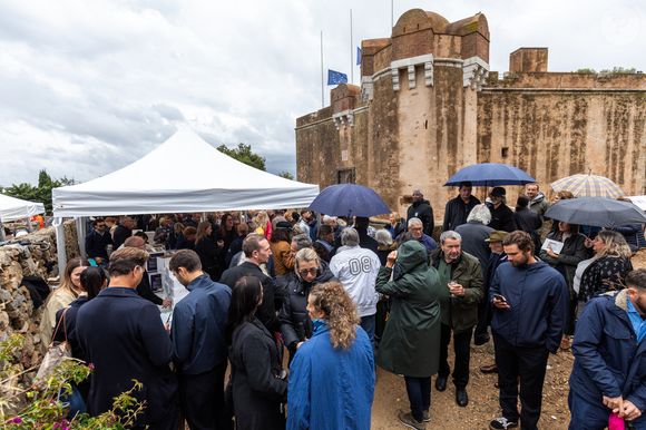 Le club a accueilli de nombreuses stars, de Brigitte Bardot à Marion Cotillard, ainsi que des personnalités internationales comme Bono ou Barack Obama.

Exclusif - Obsèques de Patrice de Colmont, propriétaire du Club 55, en l'Eglise de Saint-Tropez, le 20 octobre 2025. 
© Florian Escoffier / Nice Matin / Bestimage