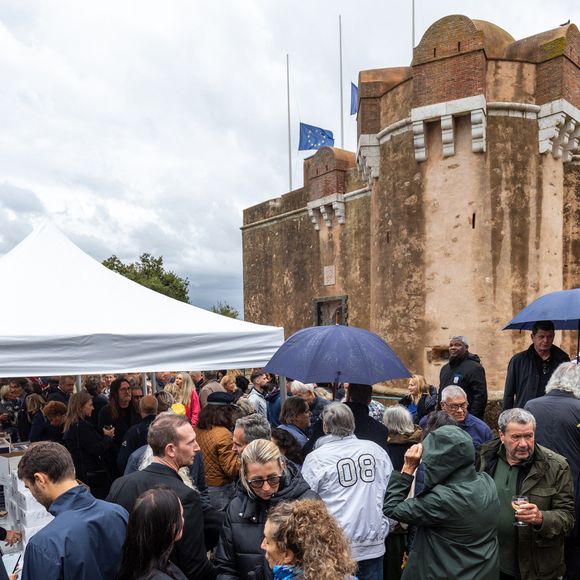 Le club a accueilli de nombreuses stars, de Brigitte Bardot à Marion Cotillard, ainsi que des personnalités internationales comme Bono ou Barack Obama.

Exclusif - Obsèques de Patrice de Colmont, propriétaire du Club 55, en l'Eglise de Saint-Tropez, le 20 octobre 2025. 
© Florian Escoffier / Nice Matin / Bestimage