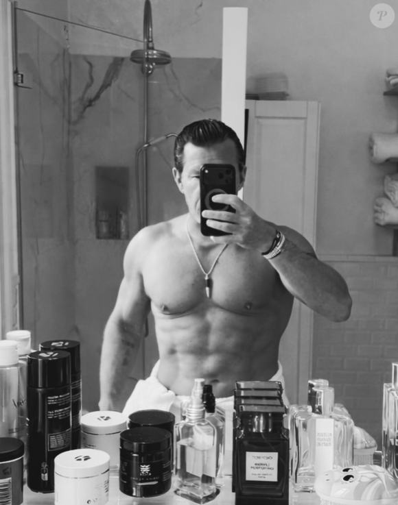 À 55 ans, l’animateur affiche des abdos dessinés et parle d’un “work in progress”.

Capture Instagram @Benjamincastaldi