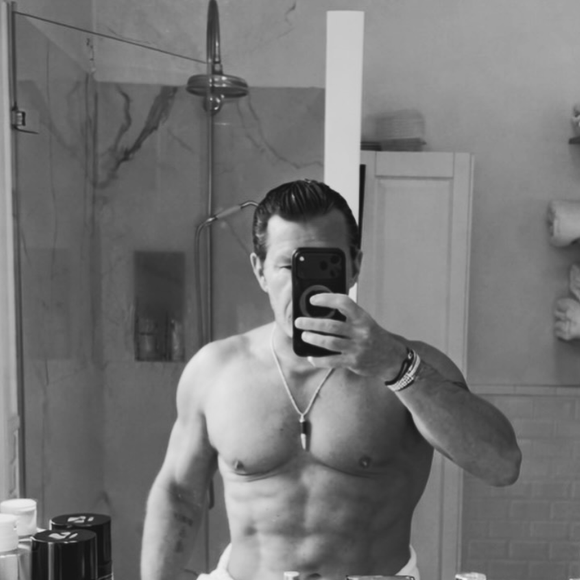 À 55 ans, l’animateur affiche des abdos dessinés et parle d’un “work in progress”.

Capture Instagram @Benjamincastaldi