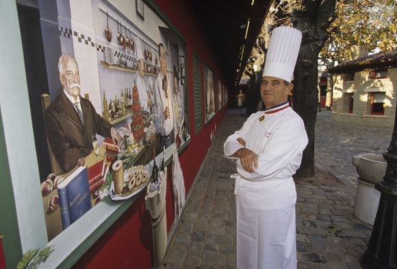 L'établissement est aujourd'hui tenu par Vincent Leroux, le mari de Stéphanie Bocuse-Bernachon, l'une des deux petites-filles du patriarche.

En France, Paul Bocuse posant le 17 novembre 1993.17/11/1993 - Bestimage