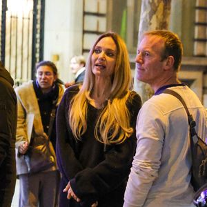 Angelina Jolie visite Darty, l'un des plus grands magasins d'électroménager de Paris, de 22 heures à minuit dans le cadre du tournage du film " Coutures " avec son fils Pax à Paris, France, le 11 décembre 2024. Photo par Nacer Aissaoui/Splash News/ABACAPRESS.COM