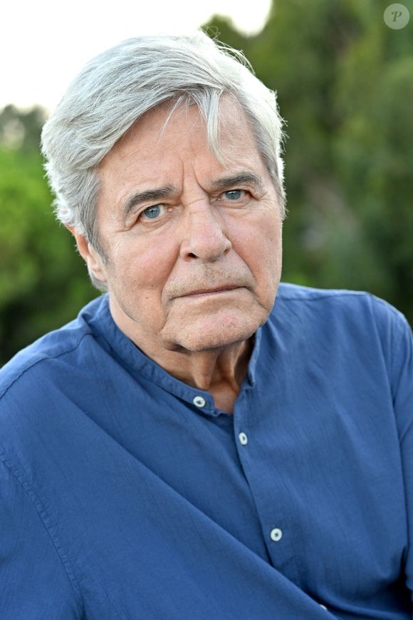 Info - Jean Sorel, 91 ans, s'est ouvert le crâne en chutant à l'aéroport à Paris. Une rampe branlante l'a déstabilisé. Sa femme a déposé une plainte - Exclusif - Rendez-vous avec l'acteur de 88 ans, Jean Sorel ("Belle de Jour"), et sa femme Patricia à leur domicile, dans les hauteurs de Cannes, le 26 juillet 2023.
© Bruno Bebert / Bestimage