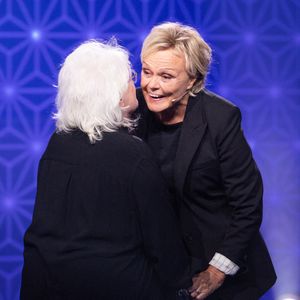 Exclusif - Catherine Lara, Muriel Robin pour les surprises de J.PCastaldi, C.Lara et F.X.Demaison lors de l'enregistrement de l'émission "La Boîte à secrets", présentée par F.Bollaert et diffusée le 9 janvier 2026 sur France 3, dans les studios du Lendit à Saint-Denis, France, le 2 décembre 2025. © Cyril Moreau/Bestimage