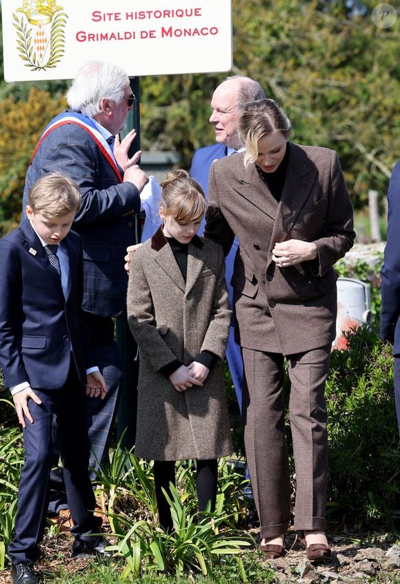 Hervé Van Praag, maire de Plévenon, Le prince Albert II de Monaco, La princesse Charlène de Monaco, Le prince Jacques de Monaco, marquis des Baux, La princesse Gabriella de Monaco, comtesse de Carladès lors d'une visite à Plévenon, Côtes-d'Armor le 9 avril 2025.

© Dominique Jacovides / Bestimage