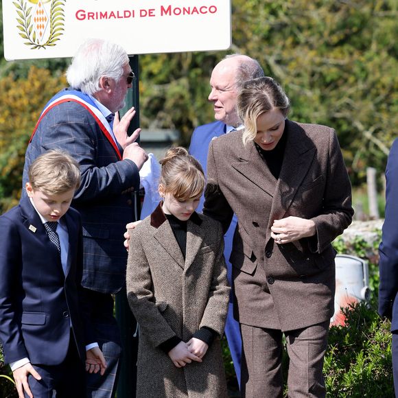 Hervé Van Praag, maire de Plévenon, Le prince Albert II de Monaco, La princesse Charlène de Monaco, Le prince Jacques de Monaco, marquis des Baux, La princesse Gabriella de Monaco, comtesse de Carladès lors d'une visite à Plévenon, Côtes-d'Armor le 9 avril 2025.

© Dominique Jacovides / Bestimage