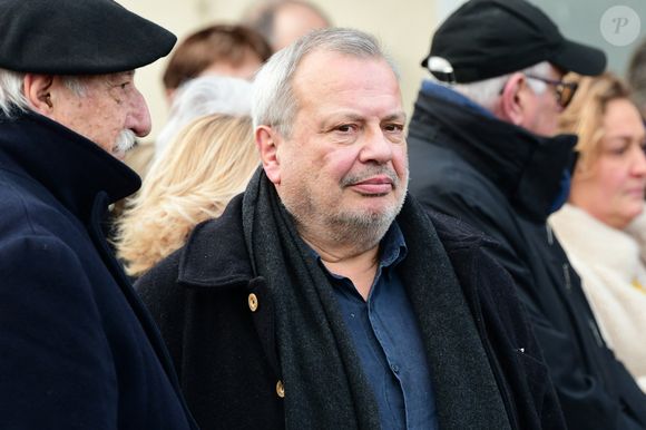 Il animera un rendez-vous quotidien, du lundi au jeudi.

Périco Légasse - Obsèques de J-F.Kahn dans la salle polyvalente de Mussy-sur-Seine, le 29 janvier 2025. Après cet hommage civil en présence de ses proches et notamment du Premier ministre F.Bayrou, le journaliste, décédé le 22 janvier 2025 à 86 ans, sera inhumé dans le cimetière communal dans la plus stricte intimité.
© Romain Doucelin / Bestimage