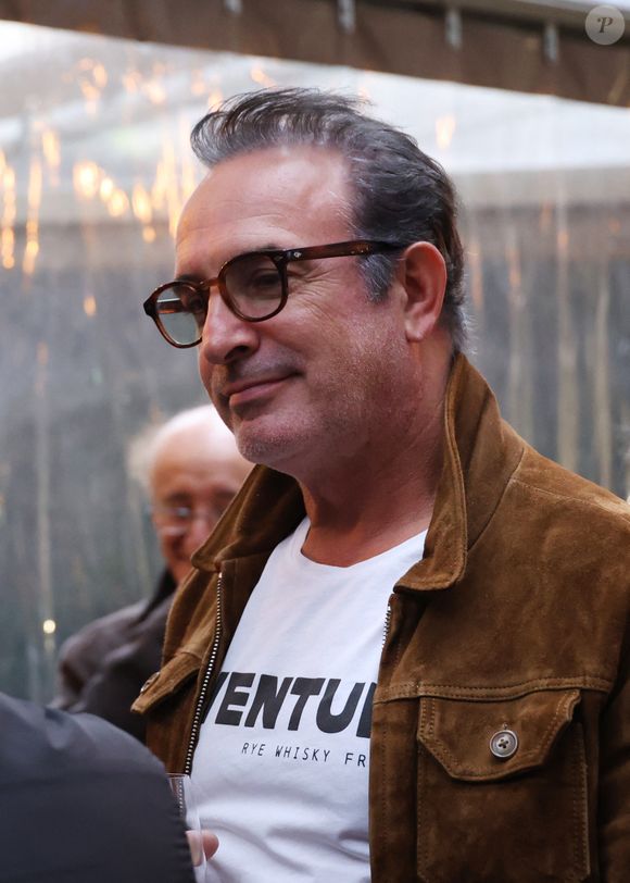Jean Dujardin - Vernissage de l'exposition photos et du livre "La Boxe fait son cinéma" à l’hôtel Brach à Paris le 23 Septembre 2025. © Denis Guignebourg/Bestimage