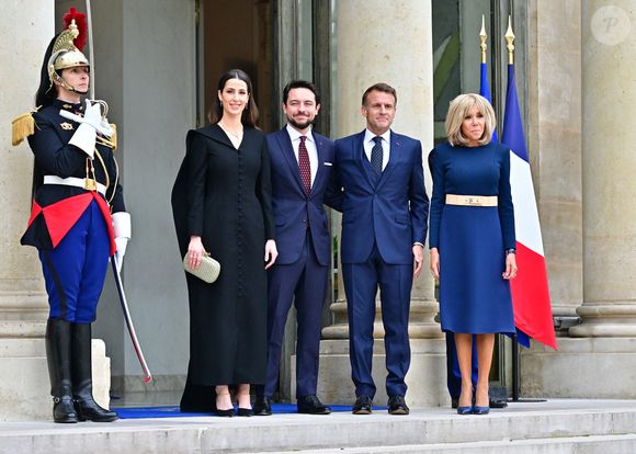 Le président français Emmanuel Macron et Brigitte Macron, Hussein ben Abdallah, et sa femme la princesse Rajwa Al Hussein à l'Elysée, le 8 octobre 2025. 

© Christian Liewig / Bestimage