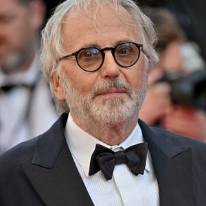 "J'avais envie de séduire, de réussir dans ce métier bêtement et je n'ai pas du tout été un père à la hauteur. Mais je me suis rattrapé, ou j'ai été correct, quand Emma a traversé des séismes d'adolescence. J'ai assuré un peu".

Fabrice Luchini à la première du film Marcello Mio lors du 77e Festival de Cannes à Cannes, France, le 21 mai 2024. Photo par Julien Reynaud/APS-Medias/ABACAPRESS.COM