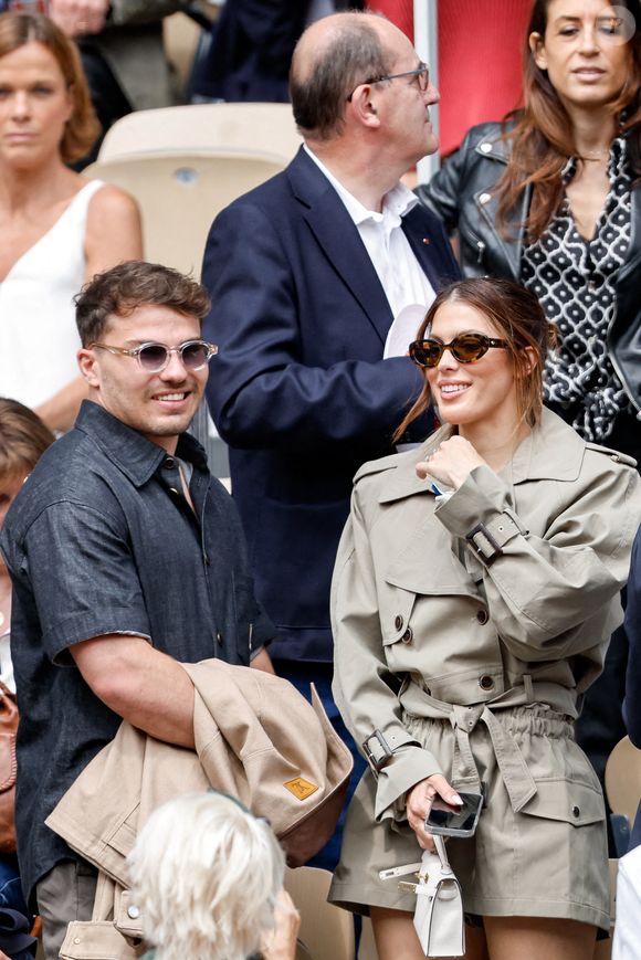 Antoine Dupont et Iris Mittenaere en tribunes lors de la finale messieurs des Internationaux de France de Tennis de Roland Garros 2025, à Paris, France, le 8 juin 2025. © Cyril Moreau/Bestimage