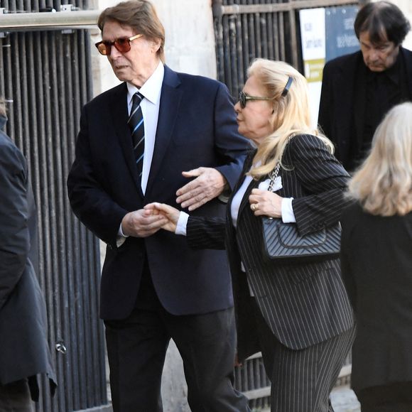 Sylvie Vartan et son mari Tony Scotti - Obsèques de Nathalie Baye en l'église Saint-Sulpice à Paris le 23 avril 2026. Clement Prioli / Bestimage
