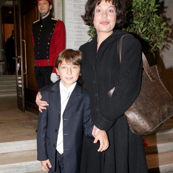 Au point qu'elle a décidé plus tard de lancer une nouvelle procédure d'adoption simple pour être la mère de la petite soeur biologique de Maya, baptisée Iris...

L'actrice française Isabelle Mergault assiste au gala annuel de la 'Ligue contre le Cancer' (Association contre le Cancer) au Théâtre des Champs-Elysées à Paris, France, le 25 octobre 2004. Photo par Laurent Zabulon/Abaca