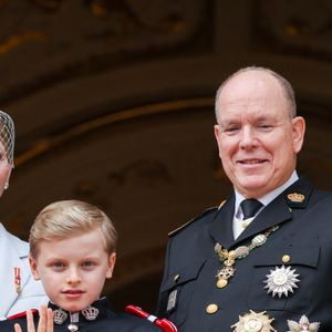 Jacques de Monaco, futur souverain, sera soumis à des attentes et des devoirs précis. Il devrait recevoir une éducation militaire et étudier dans une université américaine.

Le prince Albert II de Monaco et son fils le prince Jacques de Monaco, marquis des Baux, au balcon du palais, à l'occasion de la Fête Nationale de Monaco, le 19 novembre 2025. Crédit Claudia Albuquerque/Bestimage