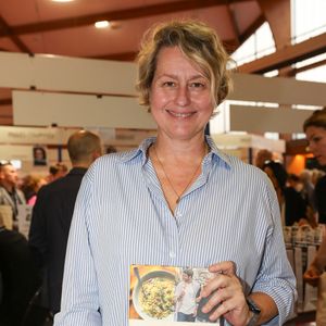 Luana Belmondo change radicalement de coupe de cheveux après son divorce - Luana Belmondo, à la Halle Georges Brassens de Brive-la-Gaillarde, le 8 novembre 2024. Foire du Livre de Brive 2024. © Jean-Marc Lhomer / Bestimage