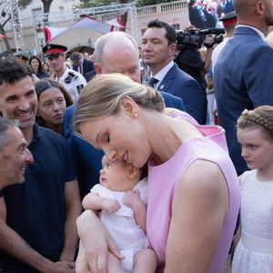 Le Prince Albert II et la Princesse Charlène de Monaco, S.A.S. le Prince Jacques et S.A.S. la Princesse Gabriella traversent la foule pour saluer les Monégasques venus fêter leur Prince sur la place du Palais, à Monaco, le 19 juillet 2025, dans le cadre des célébrations du 20e anniversaire du règne du Prince Albert II de Monaco. © Olivier Huitel/Pool Monaco/Bestimage