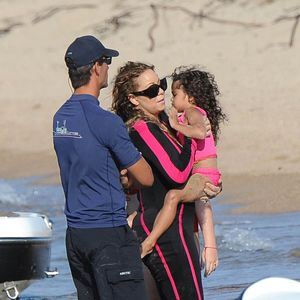 Elle s'est toujours battue pour que ses enfants Monroe et Moroccan Scott ne manquent de rien et l'a une fois de plus prouvé.

Please hide the children’s faces prior to the publication - Mariah Carey is seen at the beach with her twins Moroccan and Monroe on June 22, 2015 in Sardinia, Italy. Photo by Olycom/ABACAPRESS.COM