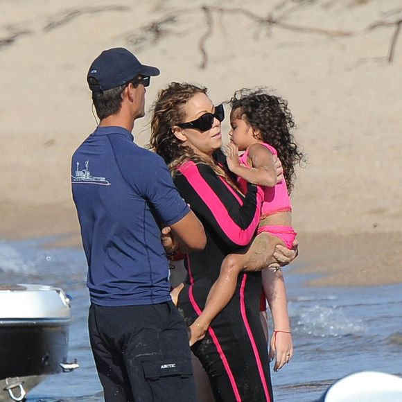 Elle s'est toujours battue pour que ses enfants Monroe et Moroccan Scott ne manquent de rien et l'a une fois de plus prouvé.

Please hide the children’s faces prior to the publication - Mariah Carey is seen at the beach with her twins Moroccan and Monroe on June 22, 2015 in Sardinia, Italy. Photo by Olycom/ABACAPRESS.COM