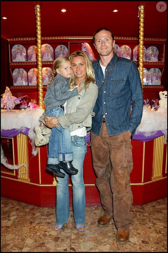 La fille d’Emmanuel Petit et Agathe de La Fontaine n’en donnait pas les raisons

Archives - Emmanuel Petit et  Agathe de La Fontaine ave leur fille Zoé au Cirque d'hiver, à Paris. COADIC GUIREC / BESTIMAGE