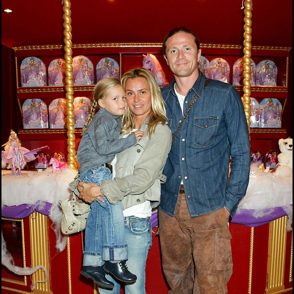 La fille d’Emmanuel Petit et Agathe de La Fontaine n’en donnait pas les raisons

Archives - Emmanuel Petit et  Agathe de La Fontaine ave leur fille Zoé au Cirque d'hiver, à Paris. COADIC GUIREC / BESTIMAGE