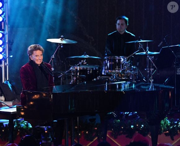 Barry Manilow - 91ème édition des illuminations de Noël du Rockefeller Center à New York, le 29 novembre 2023. Broadimage / Bestimage