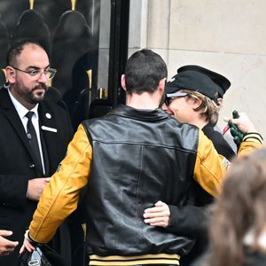 Louis Sarkozy et Pierre Sarkozy - La famille Sarkozy réunie au restaurant du "Four Seasons Hôtel George V" pour l'anniversaire de Giulia Sarkozy (14 ans) à Paris, France, le 19 octobre 2025. Nicolas profite au maximum de ses derniers jours de liberté avant son incarcération à la prison de la Santé mardi 21 octobre. © Bestimage