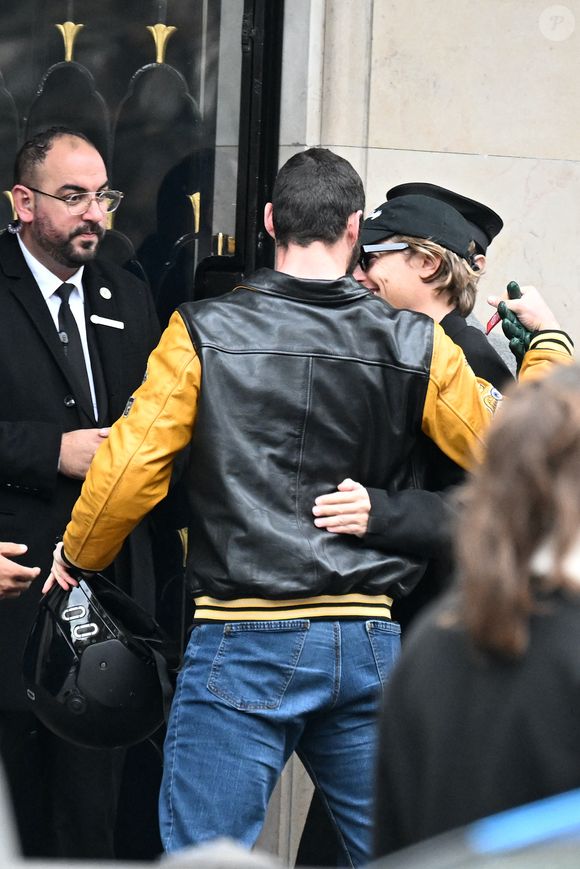 Louis Sarkozy et Pierre Sarkozy - La famille Sarkozy réunie au restaurant du "Four Seasons Hôtel George V" pour l'anniversaire de Giulia Sarkozy (14 ans) à Paris, France, le 19 octobre 2025. Nicolas profite au maximum de ses derniers jours de liberté avant son incarcération à la prison de la Santé mardi 21 octobre. © Bestimage