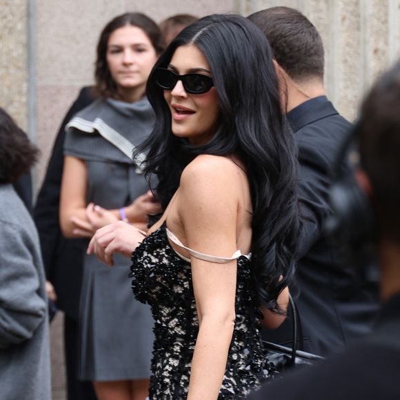 Kylie Jenner aux arrivées du défilé Miu Miu Collection Femme Prêt-à-Porter Printemps/Eté 2026 lors de la Fashion Week de Paris (PFW), au Conseil Économique, social et environnemental, Palais d'lena, à Paris, France, le 6 octobre 2025. © Denis Guignebourg / Bestimage