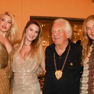 Naike Bokan, Tara Maugeri, Massimo Gargia et Mme Mimran lors de la fête d'anniversaire de M.Gargia (85 ans)  à l'Hôtel de Paris à Saint-Tropez le 20 août 2025.

© Franz Chavaroche / Bestimage