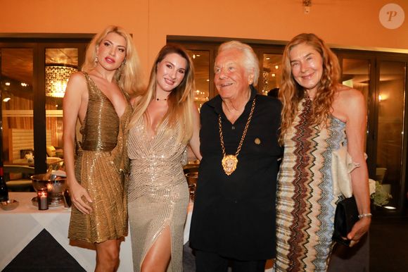 Naike Bokan, Tara Maugeri, Massimo Gargia et Mme Mimran lors de la fête d'anniversaire de M.Gargia (85 ans)  à l'Hôtel de Paris à Saint-Tropez le 20 août 2025.

© Franz Chavaroche / Bestimage