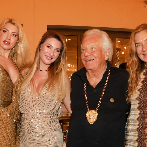 Naike Bokan, Tara Maugeri, Massimo Gargia et Mme Mimran lors de la fête d'anniversaire de M.Gargia (85 ans)  à l'Hôtel de Paris à Saint-Tropez le 20 août 2025.

© Franz Chavaroche / Bestimage