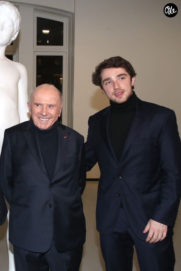 À 26 ans, il fait déjà partie des héritiers les plus observés de la nouvelle génération des grandes familles françaises.

François Pinault et son petit-fils François Pinault Jr. - Vernissage de l'exposition de la Collection François Pinault du Sculpteur Charles Ray à la Bourse du Commerce à Paris, France, le 15 Février 2022. Bertrand Rindoff/Bestimage