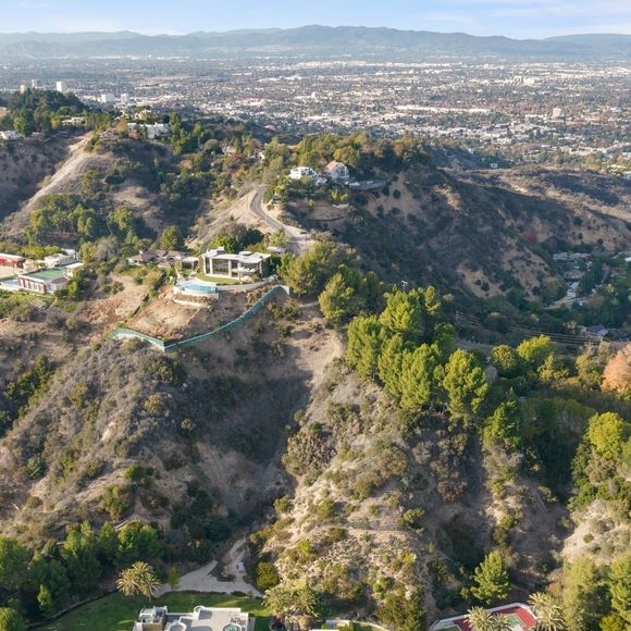 Exclusif - La nouvelle villa de Kanye West à Beverly Hills. Kanye a finalisé l'achat hors marché pour 35 millions de dollars. La propriété de style méditerranéen comprend environ 1900 m2 d'espace habitable, des jardins privés et des vues panoramiques sur la ville. Los Angeles, le 15 décembre 2024.