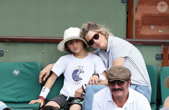 Alice Taglioni, son fils Charlie, Jean Dujardin dans les tribunes lors de la finale homme des Internationaux de Tennis de Roland-Garros à Paris, le 11 juin 2017. © Jacovides-Moreau/Bestimage