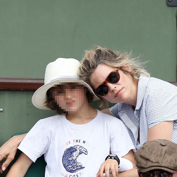 Alice Taglioni, son fils Charlie, Jean Dujardin dans les tribunes lors de la finale homme des Internationaux de Tennis de Roland-Garros à Paris, le 11 juin 2017. © Jacovides-Moreau/Bestimage