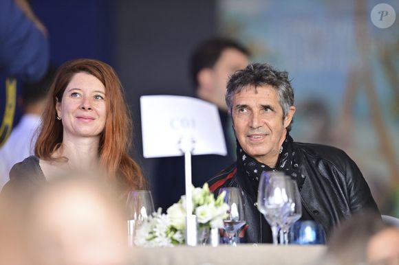 Julien Clerc, sa femme Hélène Grémillon -  Les personnalités assistent au Longines Paris Eiffel Jumping au Champ de Mars, le 27 juin 2021. 
© JB Autissier / Panoramic / Bestimage