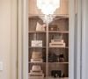 La chambre est l'un des espaces les plus personnels de la maison. On y dort, on s'y habille, on y conserve des objets importants et l'on s'y repose après une journée bien remplie.

Franco Debartolo /Unsplash