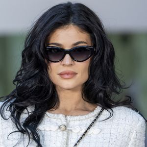 La maison, pensée pour offrir un maximum de confidentialité, comprend notamment un garage souterrain de douze places, plusieurs dépendances et un bunker d’urgence. 

Kylie Jenner au défilé Chanel au Grand Palais, "Collection Haute Couture Printemps/Eté 2025" lors de la Fashion Week de Paris (PFW), le 28 janvier 2025. 
© Olivier Borde / Bestimage