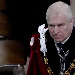 La bannière du prince Andrew, disposée dans la chapelle Saint-George, a été retirée.

Le prince Andrew, empêtré dans des scandales, renonce à son titre royal et ses honneurs. Photo par PA Photo/ Bestimage