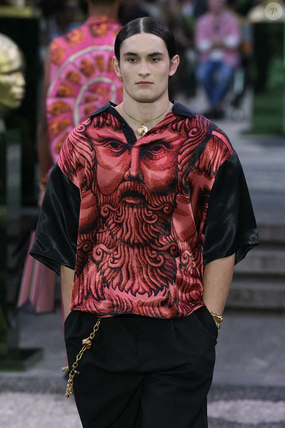Aurélien Enthoven au défilé Versace lors de la Fashion Week de Milan, le 18 juin 2022.

Photo : DPA / ABACA