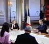 Il existerait donc une « petite équipe de privilégiés » dans les équipes de l’émission de France 5.

Le président français Emmanuel Macron avec Anne-Elisabeth Lemoine, Mohamed Bouhafsi, Patrick Cohen, Emilie Tran Nguyen et Pierre Lescure avec un écran avec Marine Le Pen sur un écran de télévision à Paris lors d'une interview en direct diffusée dans l'émission '' C a vous '' de la chaîne de télévision française France 5, le 20 décembre 2023. Photo by Eliot Blondet/ABACAPRESS.COM