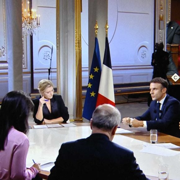 Il existerait donc une « petite équipe de privilégiés » dans les équipes de l’émission de France 5.

Le président français Emmanuel Macron avec Anne-Elisabeth Lemoine, Mohamed Bouhafsi, Patrick Cohen, Emilie Tran Nguyen et Pierre Lescure avec un écran avec Marine Le Pen sur un écran de télévision à Paris lors d'une interview en direct diffusée dans l'émission '' C a vous '' de la chaîne de télévision française France 5, le 20 décembre 2023. Photo by Eliot Blondet/ABACAPRESS.COM