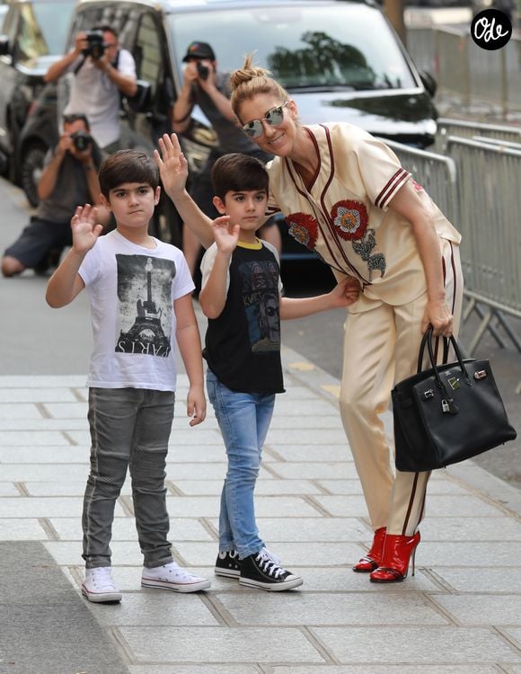 Céline Dion s'est rendue chez l'opticien Meyrowitz avec ses jumeaux Eddy et Nelson pour s'acheter une paire de lunettes de soleil avant de rentrer à l'hôtel Royal Monceau à Paris le 17 juillet 2017.
© Agence / Bestimage
