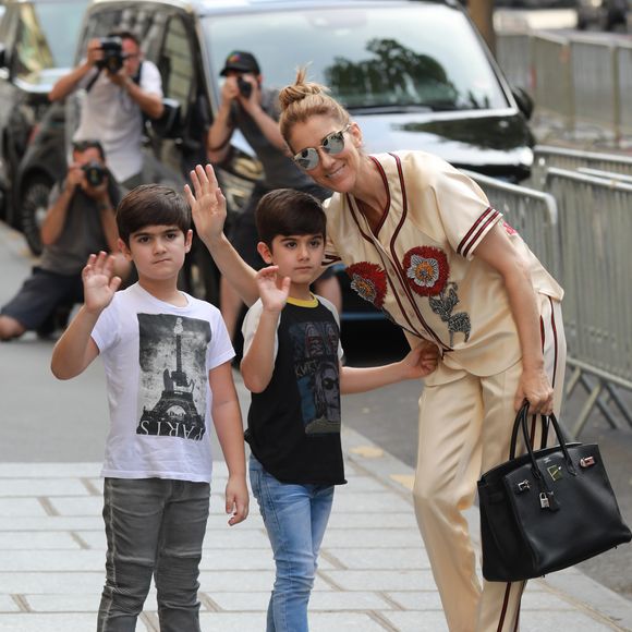 Céline Dion s'est rendue chez l'opticien Meyrowitz avec ses jumeaux Eddy et Nelson pour s'acheter une paire de lunettes de soleil avant de rentrer à l'hôtel Royal Monceau à Paris le 17 juillet 2017.
© Agence / Bestimage
