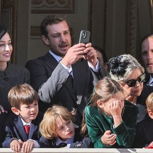 Beatrice Borromeo, Stefano Ercole Carlo Casiraghi, la princesse Caroline de Hanovre, Balthazar Casiraghi-Rassam, India Casiraghi, Francesco Carlo Albert Casiraghi, Pierre Casiraghi et Maximilian Casiraghi et Andrea Casiraghi - La famille princière de Monaco au balcon du palais, à l'occasion de la Fête Nationale de Monaco, le 19 novembre 2024. © Jacovides-Bebert/Bestimage