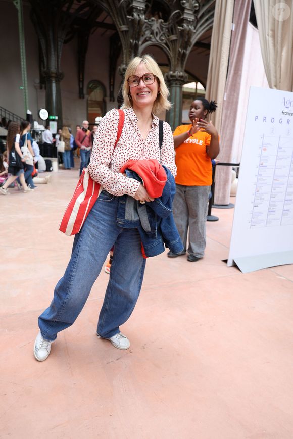 De nombreuses stars ont envahi les allées, mêlant culture et célébrité.

Judith Godreche lors du 5ème festival du Livre de Paris au Grand Palais à Paris, France, le 18 avril 2026. Les 17, 18 et 19 avril 2026, le Festival du livre de Paris célébrera les livres et la lecture, sous toutes ses formes, pour tous les publics. © Denis Guignebourg/BestImage