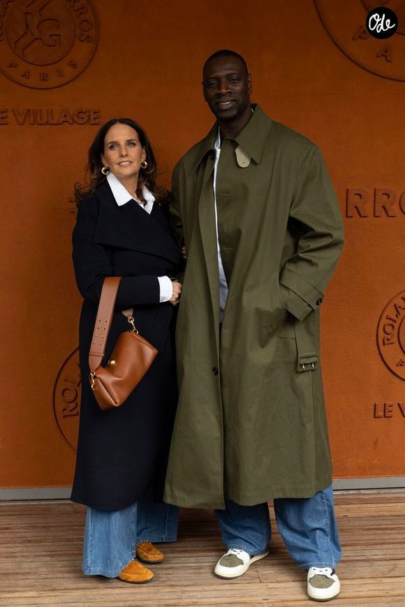 Pour l'occasion, la marque a temporairement été rebaptisée "Sytroën" et Omar Sy est devenu son "conseiller spécial".

Omar Sy et sa femme Helene au village lors des Internationaux de France de Tennis de Roland Garros 2025, à Paris, France, le 7 juin 2025.

© Cyril Moreau/Bestimage
