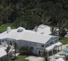Il faut dire que cette propriété floridienne ne manque pas d'atouts. Comme l'indiquent les experts de Sotheby’s International Realty en charge du dossier, la demeure dispose de "trois piscines, une plage privative de 100 mètres, une salle de gym, un théâtre, un simulateur de golf, un terrain de tennis, un parc aquatique, 13 chambres" et "14 salles de bain". 

La maison de Celine Dion sur l'ile Jupiter en Floride KADENA PRESS / BESTIMAGE